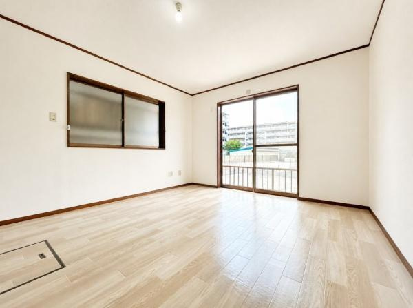 枚方市 春日東町 ２丁目　中古 一戸建ての洋室|リビングには掃き出し窓があり、採光通風良好です。
