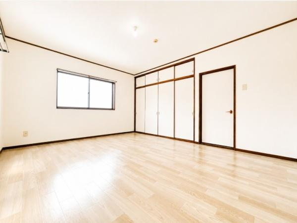 枚方市 春日東町 ２丁目　中古 一戸建ての洋室|バルコニーに面しており、大きいクローゼットがありますので、多くの物を収納頂けます。