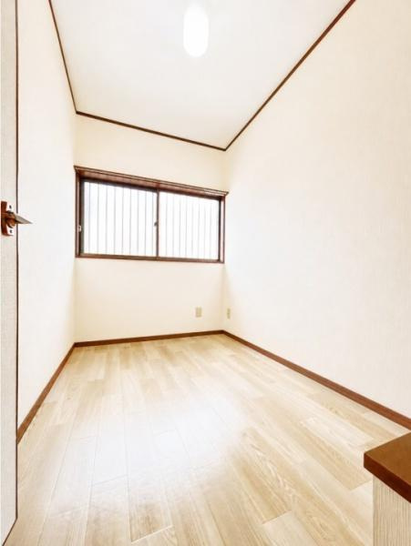 枚方市 春日東町 ２丁目　中古 一戸建ての洋室|納戸にも窓がございます。現地内覧予約お待ちしております。