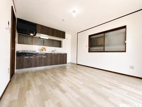 枚方市 春日東町 ２丁目　中古 一戸建てのキッチン|コンロ新調済、リビング明るいです。