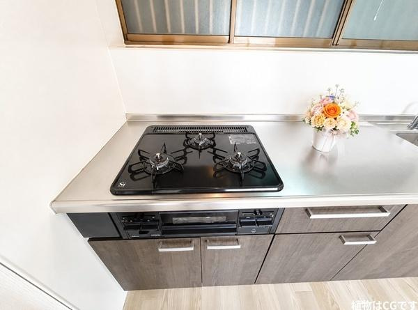 枚方市 春日東町 ２丁目　中古 一戸建てのキッチン|三口コンロでグリル付きです。
