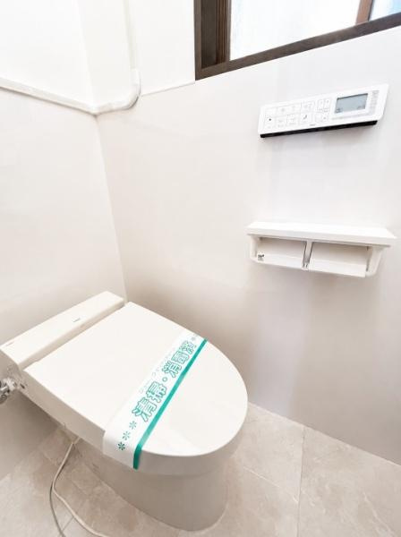 枚方市 春日東町 ２丁目　中古 一戸建てのトイレ|トイレには換気窓がございます。〈内覧ご予約受付中〉