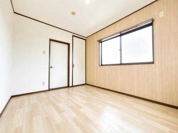 枚方市 春日東町 ２丁目　中古 一戸建ての洋室|2面採光で室内明るいです。