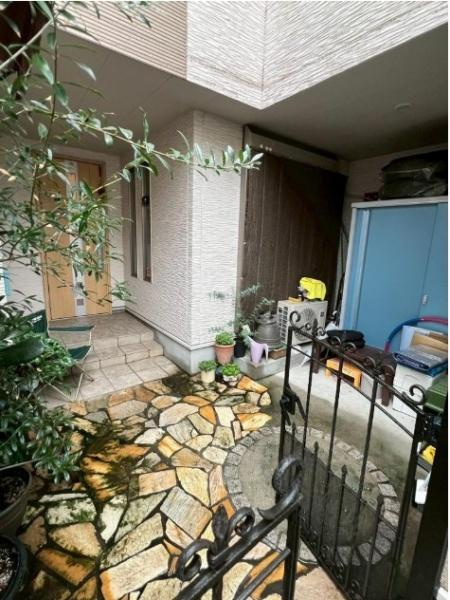 寝屋川市 香里北之町　中古 一戸建ての玄関