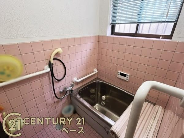 三郷町立野南1丁目　中古戸建の浴室|ゆったりしたサイズの浴室！足を伸ばしての入浴は疲れも癒してくれます！
