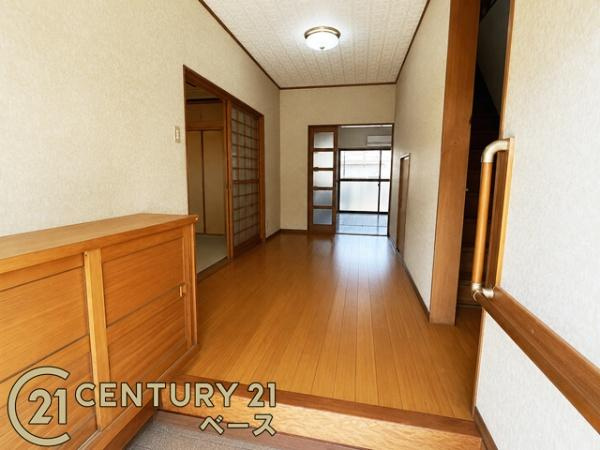 三郷町立野南1丁目　中古戸建の玄関|■現地撮影写真■すっきりとした明るい玄関が家族やお客様を迎えてくれます！