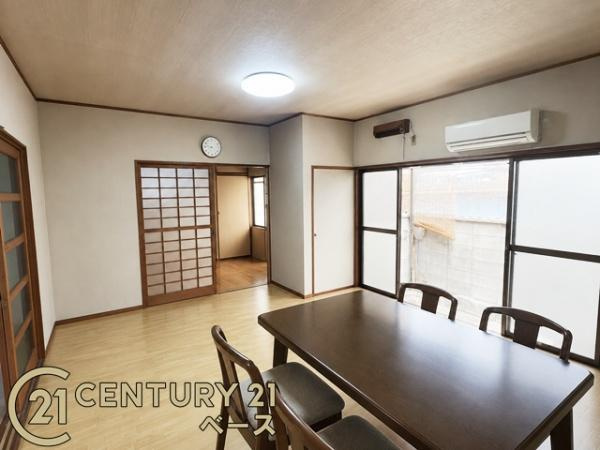 三郷町立野南1丁目　中古戸建の居間・リビング|■現地撮影写真■ご家族でくつろいでいただける広々したリビング！
