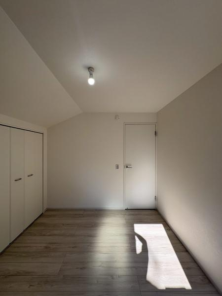 横浜市鶴見区梶山１丁目の新築一戸建の洋室|クローゼットが備わっておりすっきりと使えます。天井の形状が室内に個性を与えています。窓からの自然光がやわらかく差し込みます。