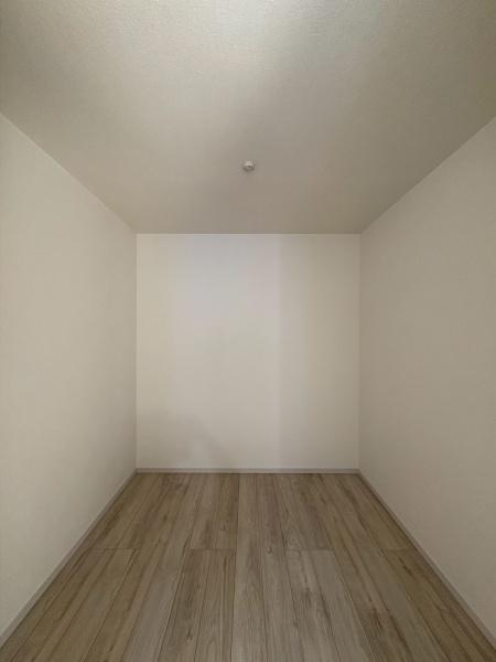横浜市鶴見区梶山１丁目の新築一戸建の収納|シンプルなデザインの収納スペースです。奥行きがありさまざまな物を整理しやすい空間です。床には木目調のフローリングが採用されています。壁や天井も明るい色合いで清潔感があります。