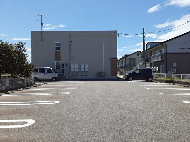 プレシャス　手屋の駐車場