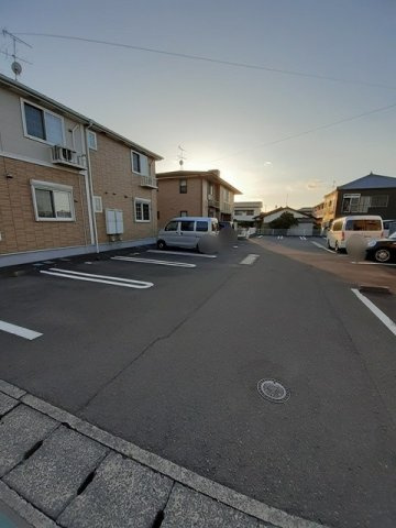 シュヴェスタ－　Ⅱの駐車場