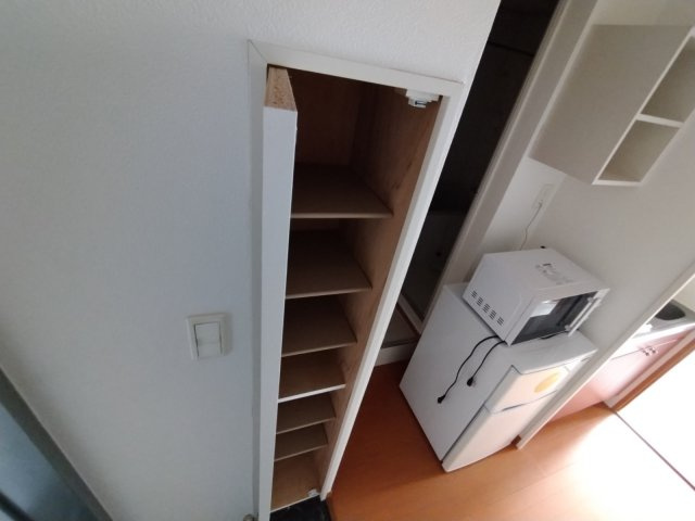 レオパレスホワイトコート高田西の玄関|シューズボックス