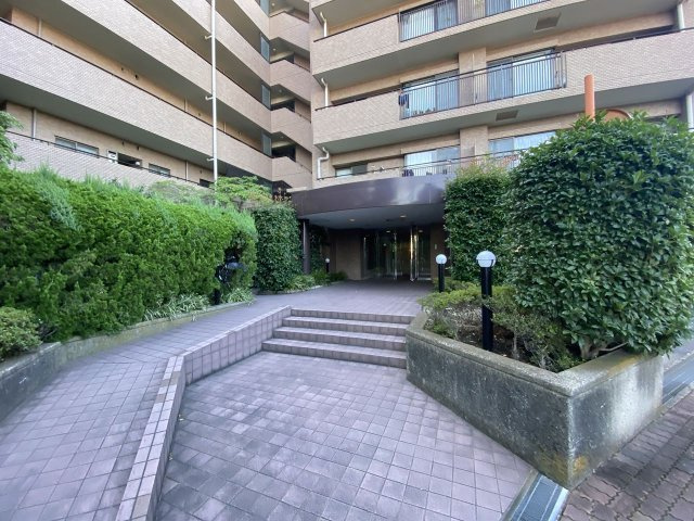 竹の塚パークホームズ|エントランス外
マンションの顔となる格式高いアプローチ・エントランス外観。きれいに手入れされた植栽と落ち着きのあるデザインが、住まう方や来訪者を温かく迎え入れます。