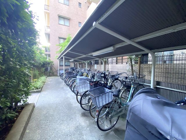 竹の塚パークホームズの駐輪場|駐輪場
大切な自転車を雨風から守る屋根付きの敷地内駐輪場。通勤・通学や日常のお買い物に欠かせない自転車を安全かつきれいに保管・管理できる専用スペースです。