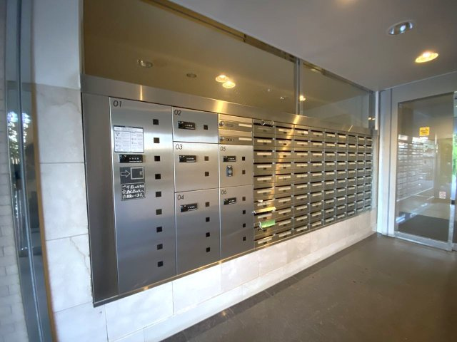竹の塚パークホームズの設備|宅配ボックス
不在時でもスムーズに荷物を受け取れる宅配ボックス完備。ネットショッピングの利用が多い方はもちろん、帰宅が遅い日や対面受け取りを避けたい時にも非常に便利です。