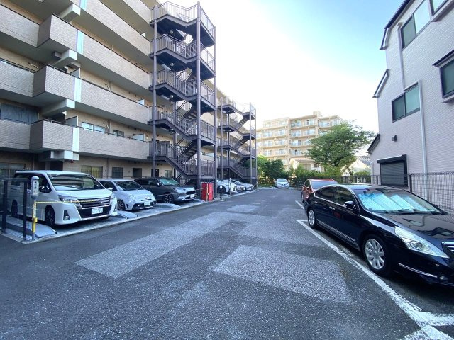 竹の塚パークホームズの駐車場|駐車場
毎日の通勤や休日のお出かけに便利で安心な敷地内駐車場完備。雨の日の荷物の持ち運びもスムーズに行え、防犯面でも大きな安心感をもたらします。