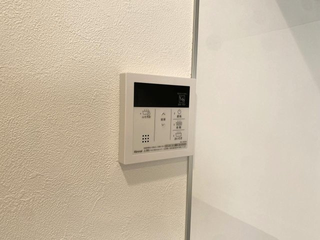竹の塚パークホームズの発電・温水設備|湯沸かし
ボタン一つでお湯はりから保温、追い焚きまで自動で行える自動湯沸かし機能付きバス。忙しい夕方でも設定するだけで、いつでも温かいお風呂でリラックスできます。