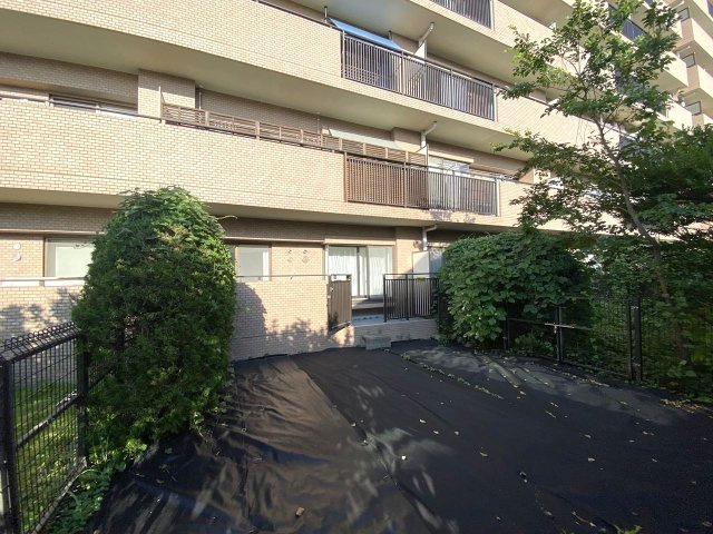 竹の塚パークホームズの庭|専用庭
日当たりが良く解放感のある専用庭スペース。ガーデニングや日光浴など、集合住宅でありながら豊かな緑や屋外の心地よさを日常的に楽しむことができます。