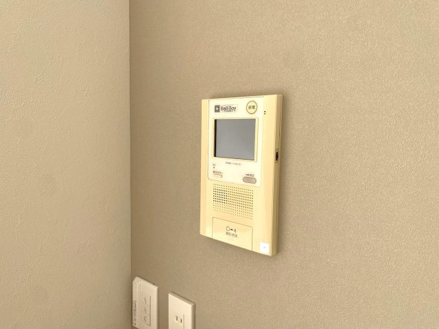 竹の塚パークホームズのセキュリティ|TVモニター付きインターフォン
来訪者の姿を室内から一目で確認できる「TVモニター付きインターホン」完備。防犯性に優れ、子どもの留守番時やしつこい勧誘対策にも心強い安心の設備です。
