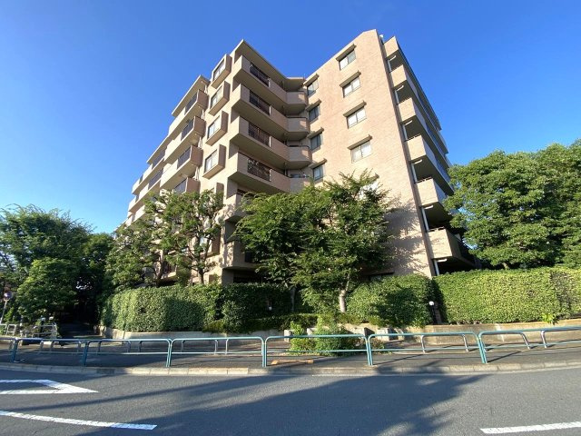 竹の塚パークホームズの外観|外観
落ち着いた街並みに調和する、洗練された外観デザインの分譲マンション。管理体制が良好で、共用部もきれいに維持されています。周辺の買い物環境も整った便利な立地です。