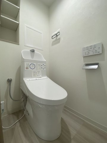 竹の塚パークホームズのトイレ|トイレ新規交換
温水洗浄便座へ新規交換された快適なトイレ空間。衛生的に使用できる最新設備を備え、手洗いやすさと清掃性の高さが魅力です。上部には収納に役立つ棚も配置しています。