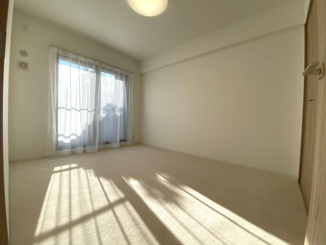 竹の塚パークホームズの子供部屋|洋室6.0帖　間取り図左下の部屋
間取り図左下位置にある約6.0帖の洋室。お子様のお部屋や書斎、リモートワークスペースとしても活用できる使い勝手の良い一室。自然光が入る明るく快適な住空間です。