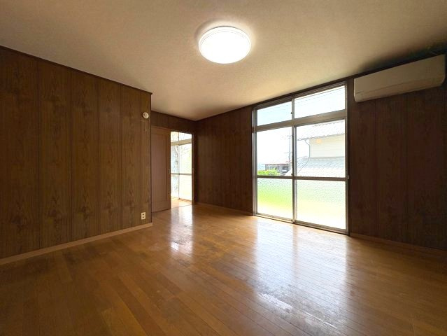 須賀戸建の洋室