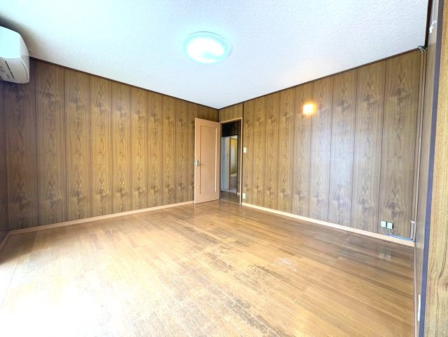 須賀戸建の洋室