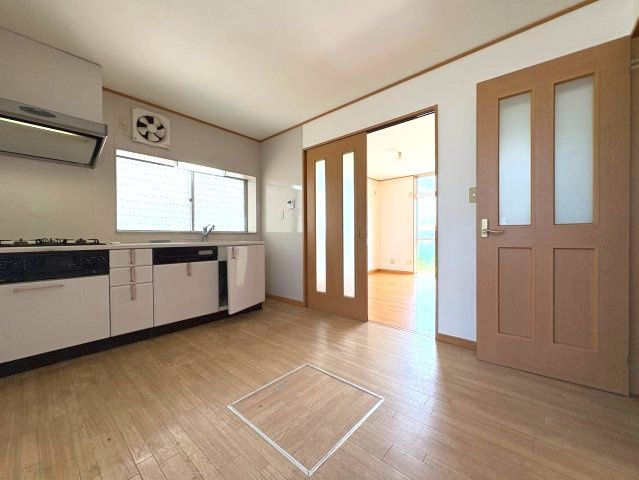須賀戸建の居間・リビング