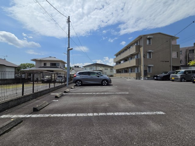 ソフィア南本町の駐車場