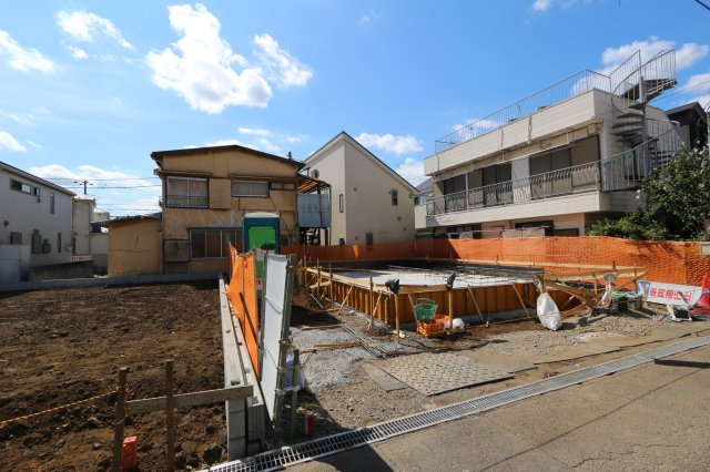 【Blooming Garden】西東京市芝久保町４丁目の外観|駐車スペースは車種により2台駐車も可能♪
