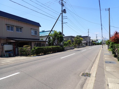 【前面道路含む現地写真】 | 黒石市追子野木二丁　土地　南向き　県道沿い | 前面道路含む現地写真です