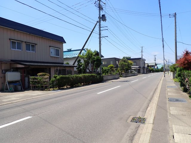 【前面道路含む現地写真】 | 黒石市追子野木二丁　土地　南向き　県道沿い | 前面道路含む現地写真です