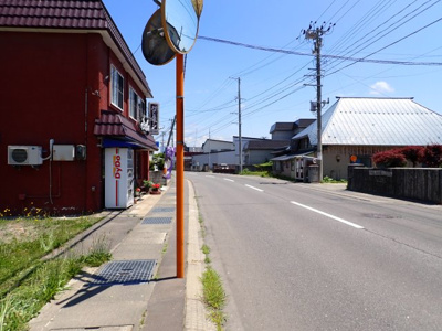 【前面道路含む現地写真】 | 黒石市追子野木二丁　土地　南向き　県道沿い | 前面道路含む現地写真です