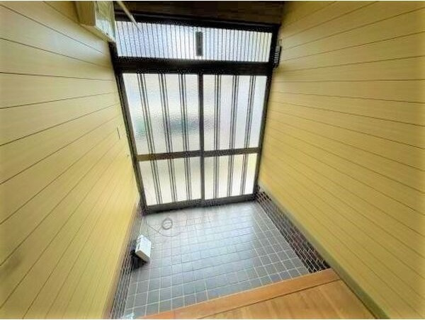 乙川源内林町二丁目貸家の玄関