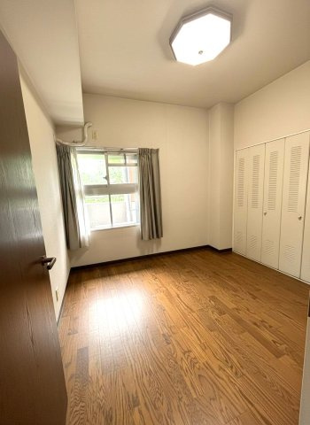 「画像は実際の写真にAI加工（家具や調度品の削除や配置）を加えたもので実際とは異なる場合があります。」