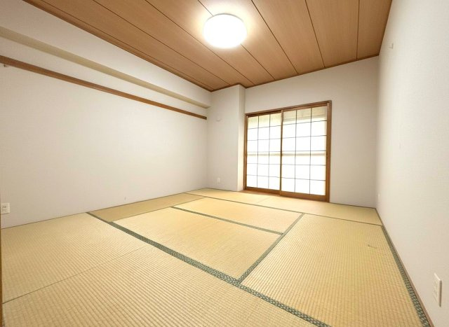 「画像は実際の写真にAI加工（家具や調度品の削除や配置）を加えたもので実際とは異なる場合があります。」