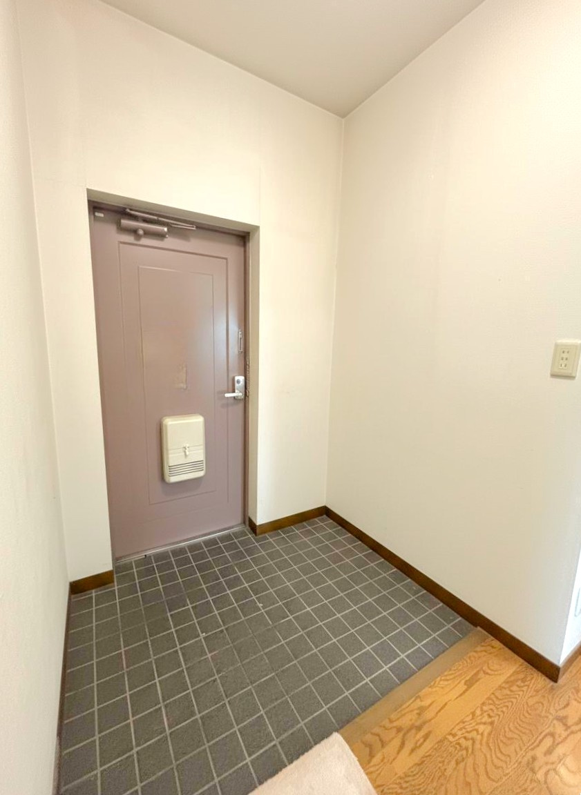 「画像は実際の写真にAI加工（家具や調度品の削除や配置）を加えたもので実際とは異なる場合があります。」