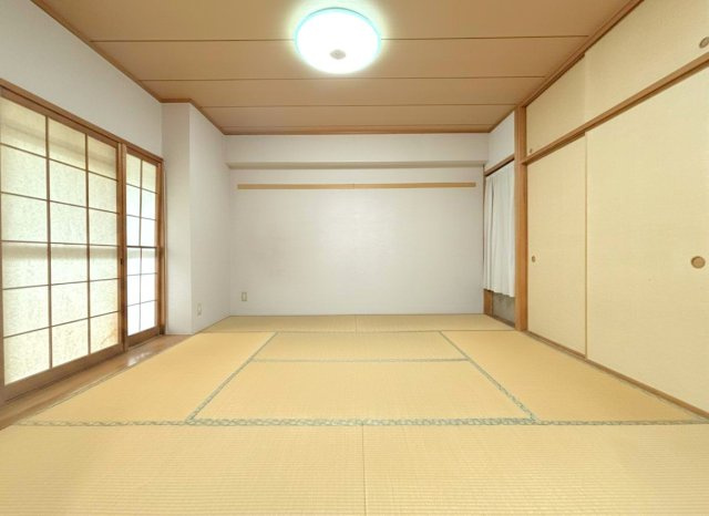 「画像は実際の写真にAI加工（家具や調度品の削除や配置）を加えたもので実際とは異なる場合があります。」