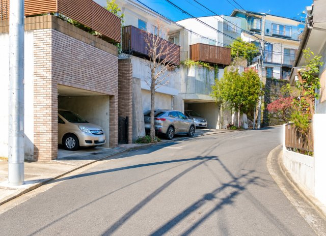 青葉区しらとり台　中古戸建の前面道路含む現地写真|東南向き　公道約6.5ｍ