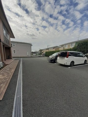 合志市須屋のアパートの駐車場|車をお持ちの方に嬉しい駐車場付きの物件です