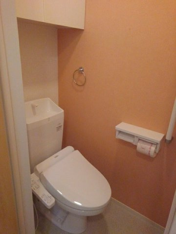 熊本市北区龍田９丁目のアパートのトイレ|落ち着いた色調のトイレです