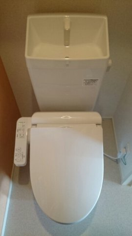 熊本市北区楡木３丁目のアパートのトイレ|落ち着いた色調のトイレです