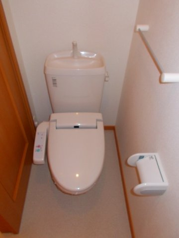 熊本市北区植木町上古閑のアパートのトイレ|落ち着いた色調のトイレです