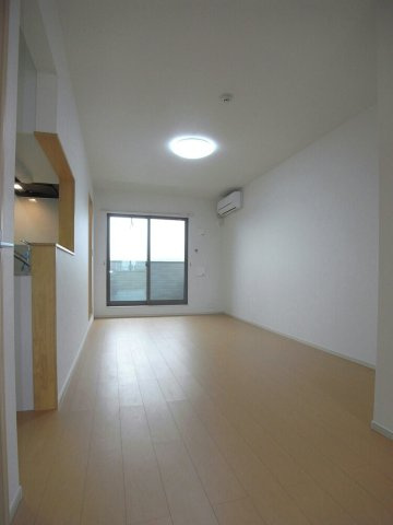 熊本市北区下硯川町のアパートの居間・リビング|こちらのリビングで趣味の時間をお楽しみください