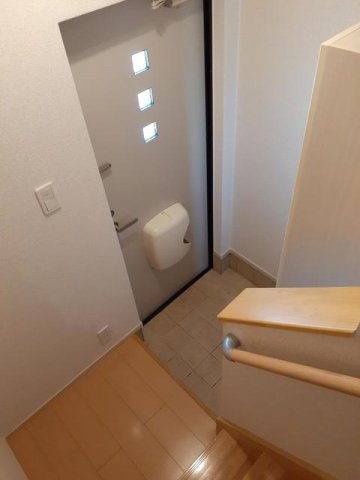 合志市須屋のアパートの玄関|収納もある玄関です