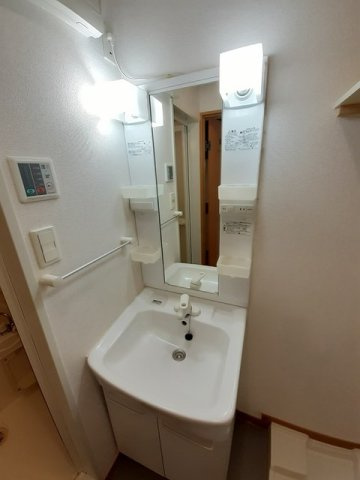 菊池郡菊陽町大字津久礼の賃貸マンションの洗面所|忙しい朝には欠かせない洗面所です