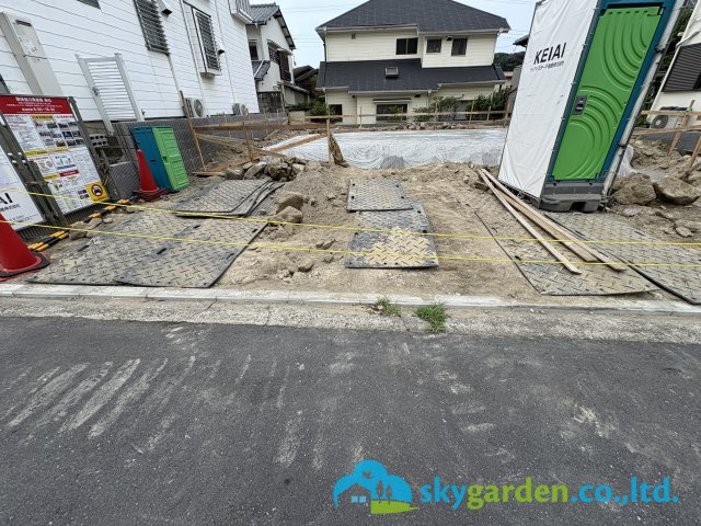 鎌倉市津２期　新築戸建　全１棟の駐車場|駐車スペースもあります　令和8年7月24日撮影（工事中）