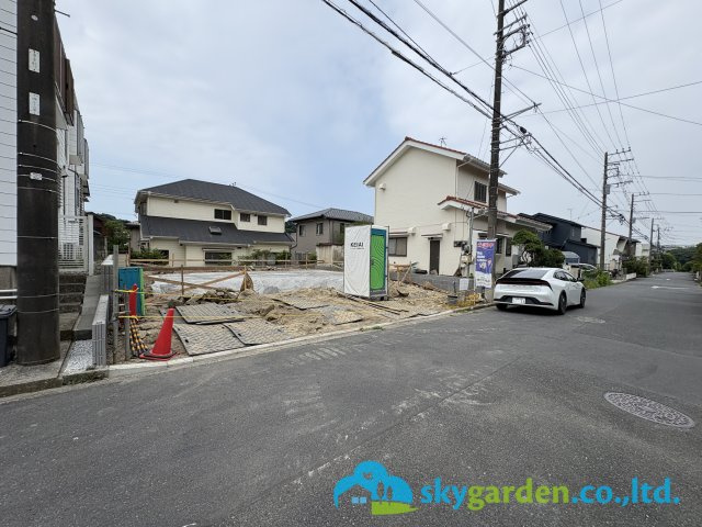 鎌倉市津２期　新築戸建　全１棟の前面道路含む現地写真|前面道路含む現地写真です　令和8年7月24日撮影（工事中）