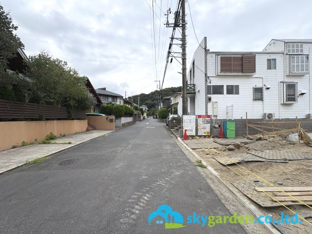 鎌倉市津２期　新築戸建　全１棟の前面道路含む現地写真|前面道路含む現地写真です　令和8年7月24日撮影（工事中）